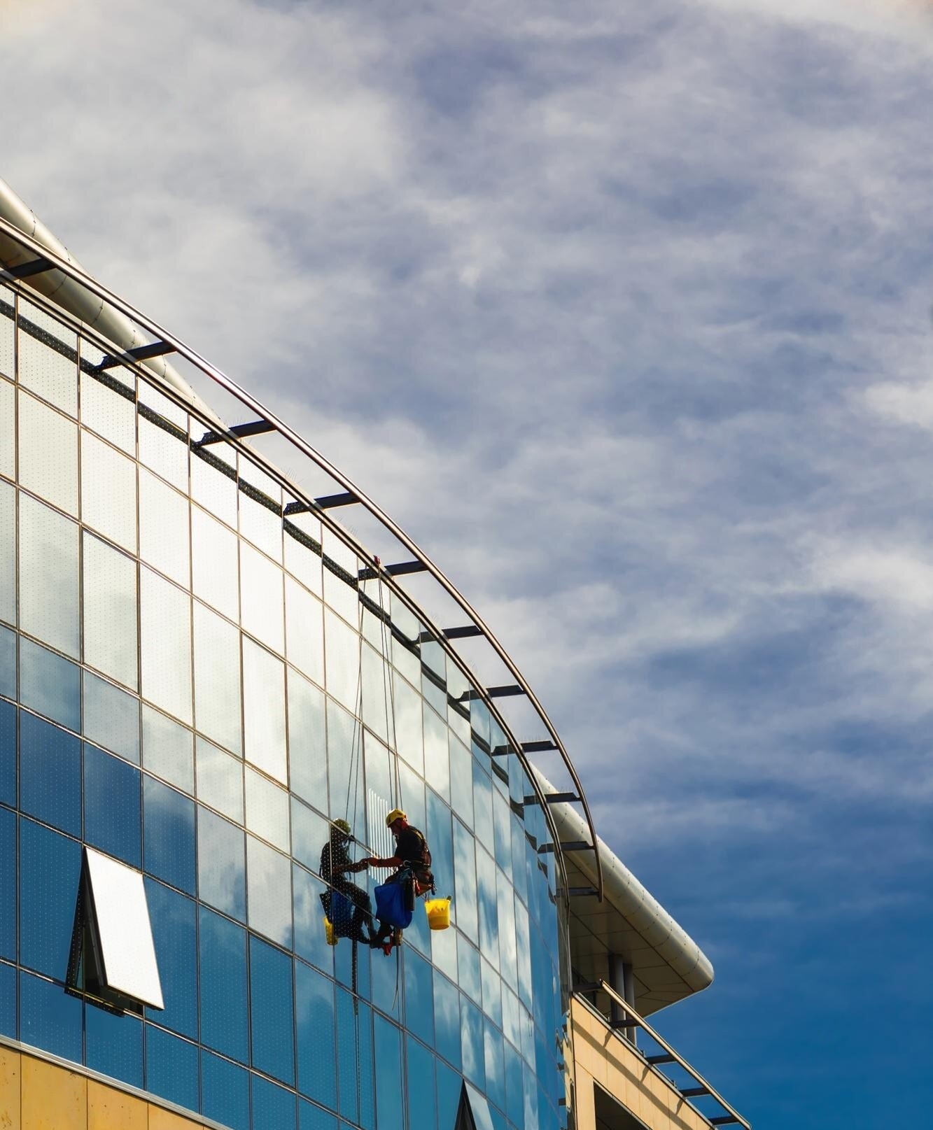 تركيب زجاج سكريت الرياض - واجهات زجاجية فاخرة للمباني