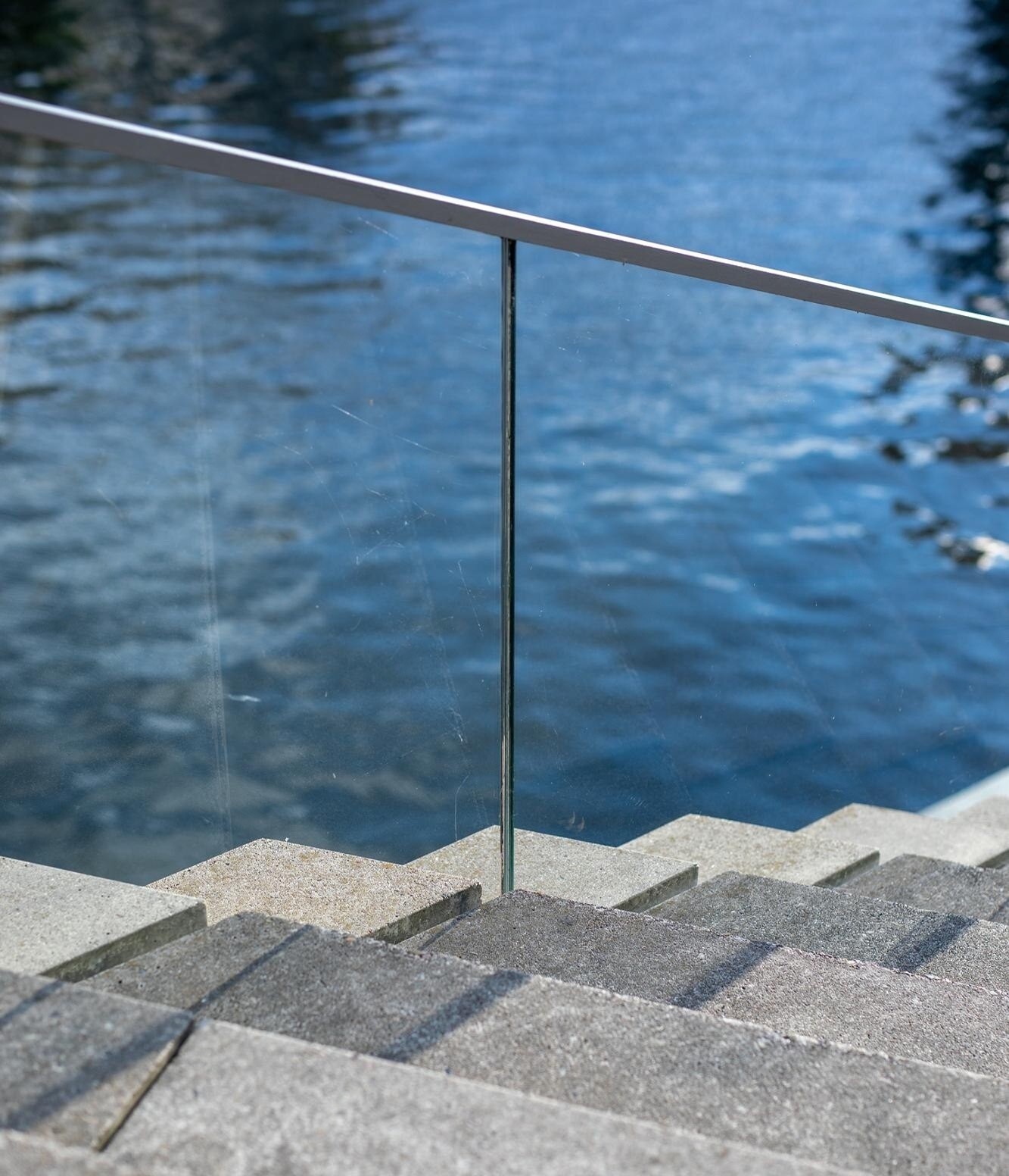 تركيب زجاج سكريت الرياض - درابزين زجاجي لحواجز المسابح