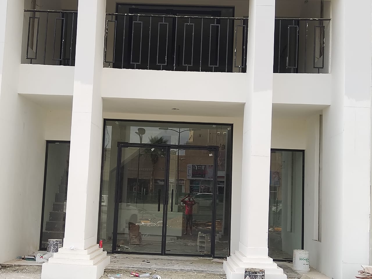 واجهة زجاجية شفافة لمبنى تجاري