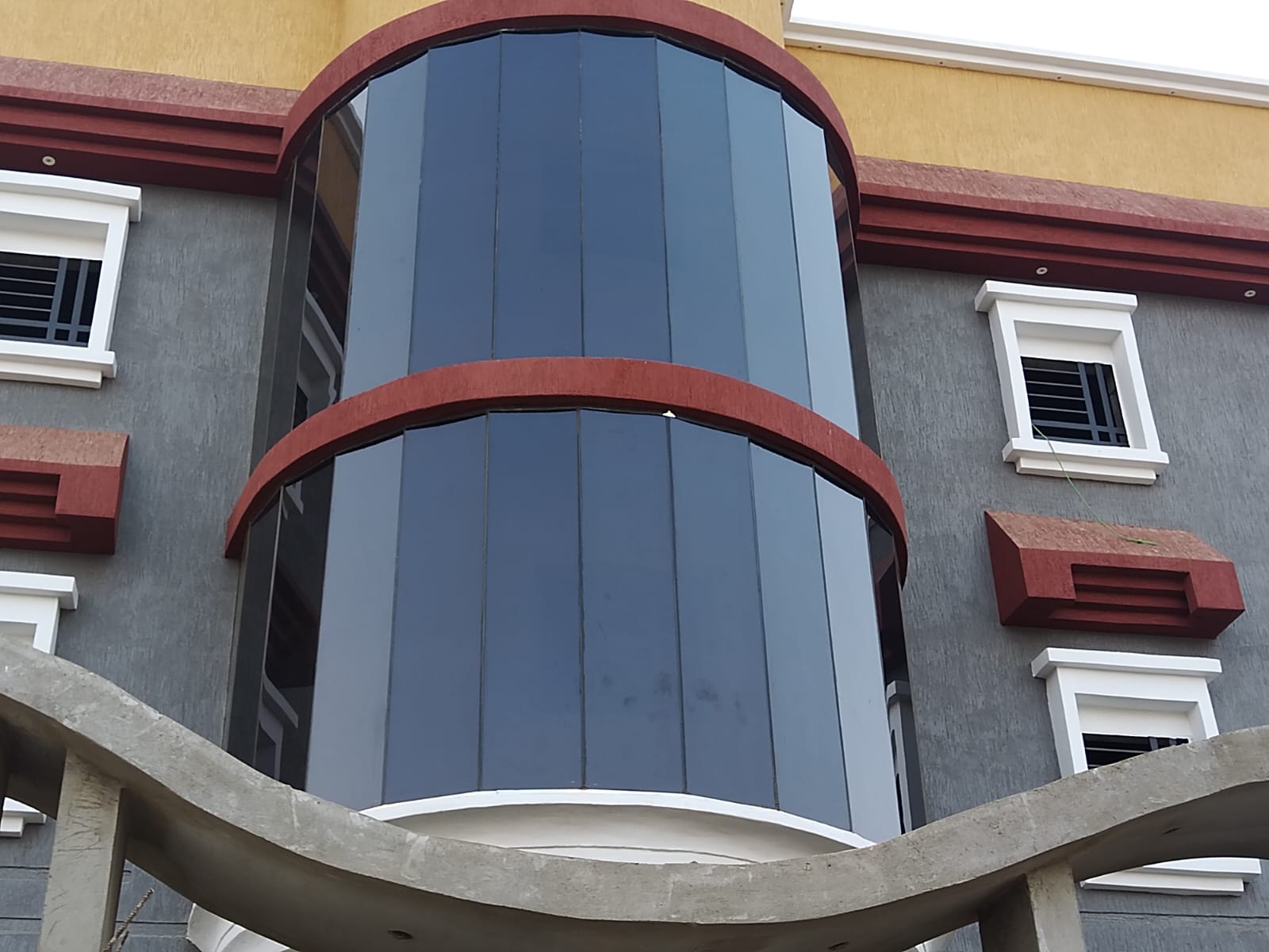 واجهة زجاجية مع أبواب سحب