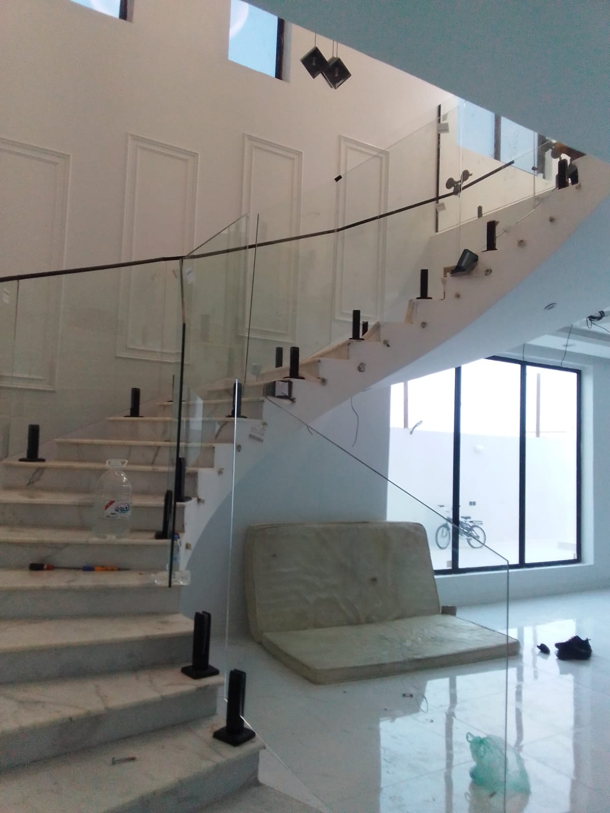 درابزين زجاجي داخلي فاخر - تصميم عصري للسلالم