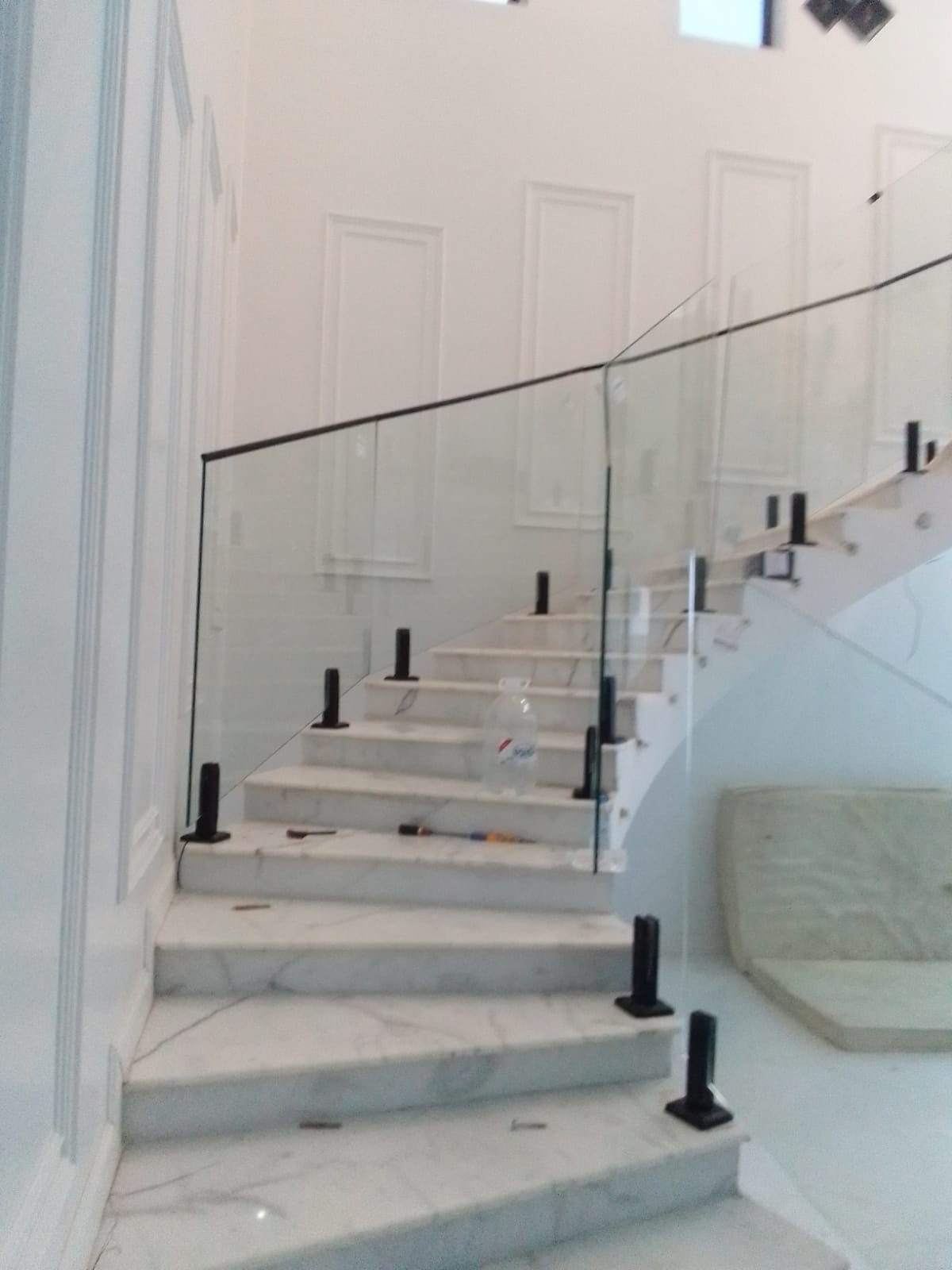 درابزين زجاجي لسلالم دوامة - تصميم هندسي مميز