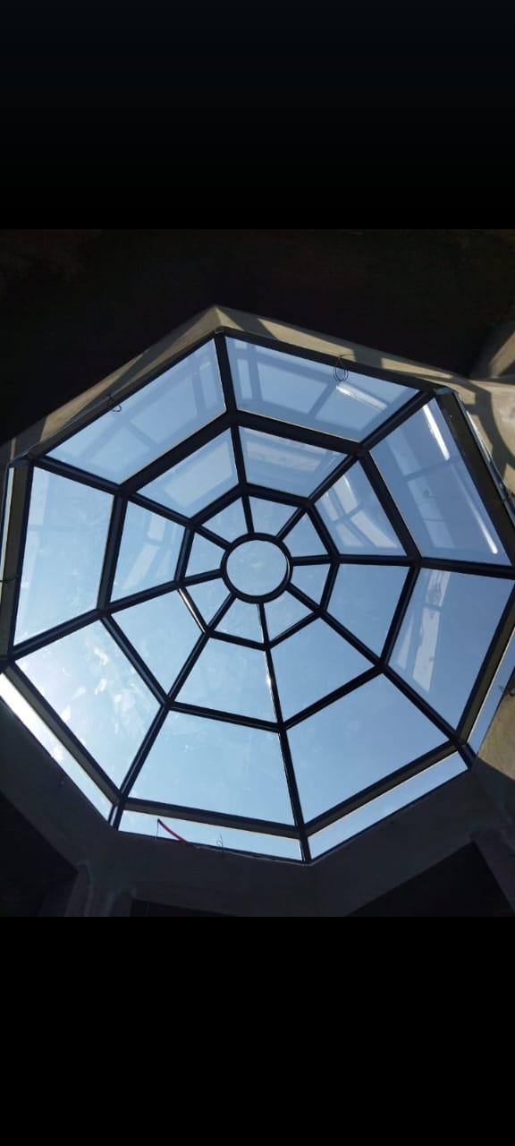 بلكونة استراكشر بأرضية زجاجية